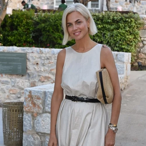 Πώς θα αντιμετωπίσεις με στιλ τη ζέστη; Η Χριστίνα Κοντοβά προτείνει