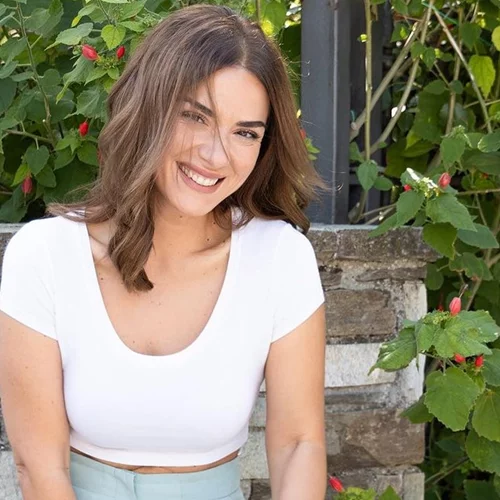 Μελαχρινή με σπαστά μαλλιά | Η Βάσω Λασκαράκη φωτογραφίζει την Εύα της