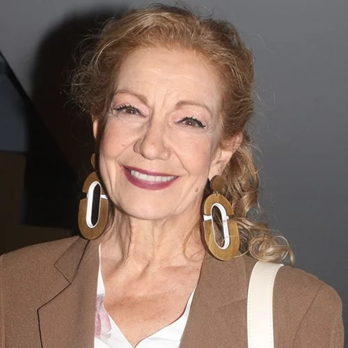 Η Πέμη Ζούνη με κόκκινο καρέ | Το look που την έκανε πραγματικά αγνώριστη