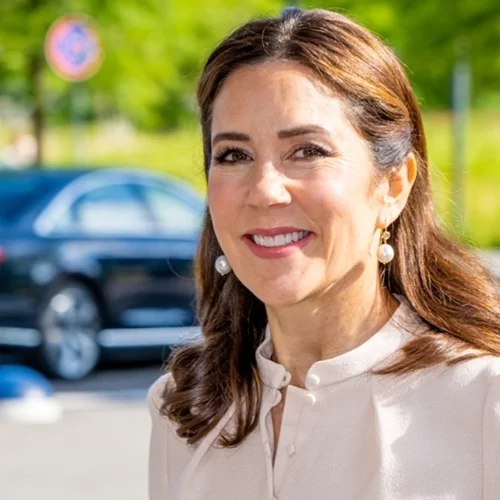 H Βασίλισσα Mary της Δανίας με τη φούστα που ταιριάζει σε κάθε περίσταση και κάθε σωματότυπο