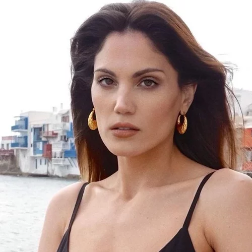 Bare nails | 8 διάσημες Ελληνίδες που υιοθέτησαν το "γυμνό" μανικιούρ στις διακοπές τους