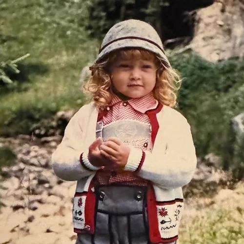 Το σγουρομάλλικο ξανθό κοριτσάκι είναι από τις πιο διάσημες Influencers της Ευρώπης