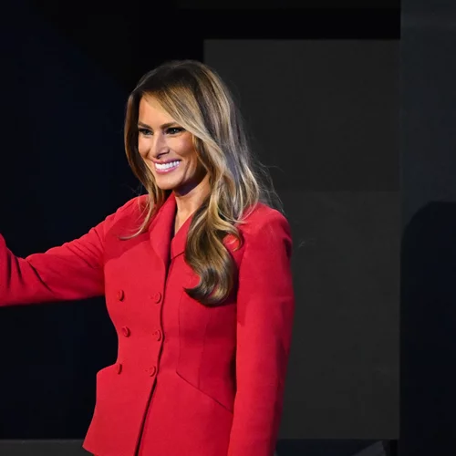 Πιο όμορφη από ποτέ στα 54 της | Τα μυστικά ομορφιάς της Melania Trump που την κάνουν να δείχνει 20 χρόνια νεότερη