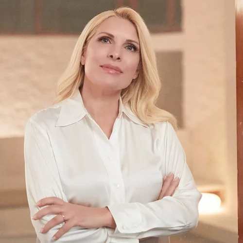 Η Ελένη Μενεγάκη αποκαλύπτει το νέο αγαπημένο της προϊόν για μια πιο νεανική επιδερμίδα