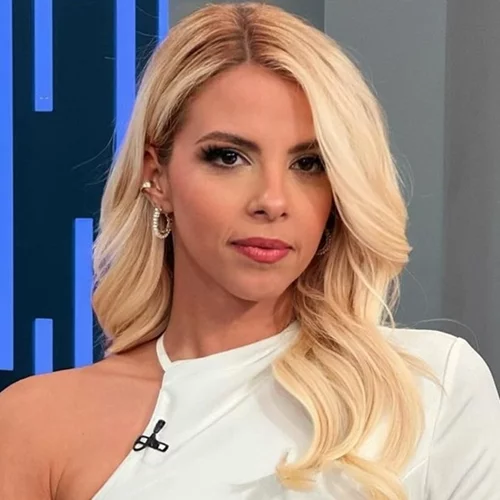 Τζένη Μελιτά | Με peplum top και παντελόνι σε φωτεινό λευκό