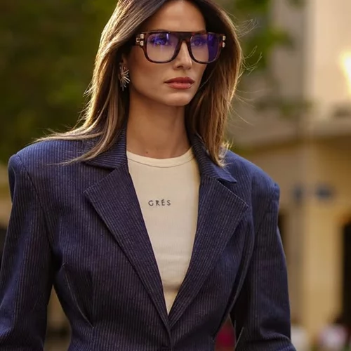 Ηλιάνα Παπαγεωργίου | Το λευκό της κοστούμι έχει τον κολακευτικό σχεδιασμό που κάνει κάθε γυναίκα να δείχνει ψηλόλιγνη