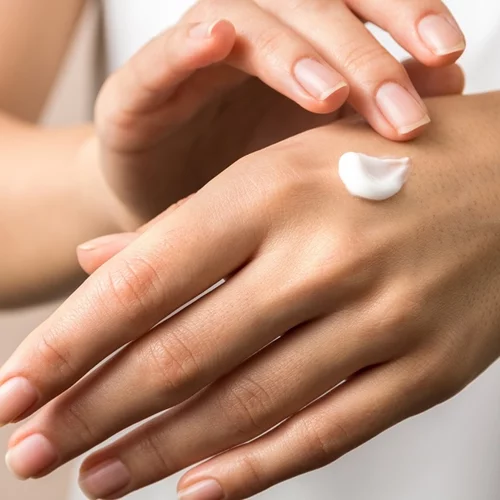 Οι 7 καλύτερες κρέμες χεριών που θα βρεις στο φαρμακείο της γειτονιάς σου