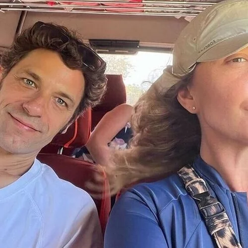 Ο Αποστόλης Τότσικας και η Ρούλα Ρέβη παραδίδουν μαθήματα ζωγραφικής με τα δίδυμα παιδιά τους, Ειρήνη και Άγγελο