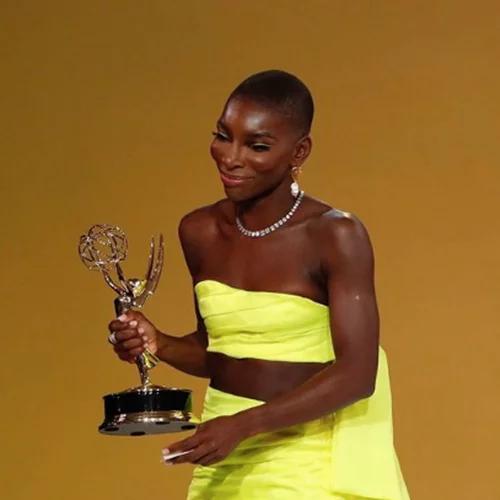 H Michaela Coel αφιέρωσε το Emmy που κέρδισε σε όσους επέζησαν από σεξουαλική επίθεση