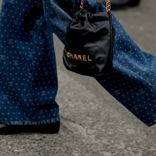 10 φθινοπωρινά looks για να φορέσεις τις flat μπαλαρίνες όπως οι fashion experts