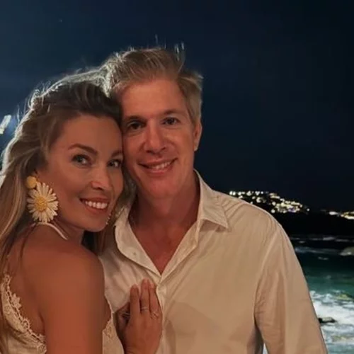 Η Μαριέττα Χρουσαλά & ο Λέων Πατίτσας στη Μικρή Βενετία | Γιόρτασαν στα λευκά μία ξεχωριστή ημέρα