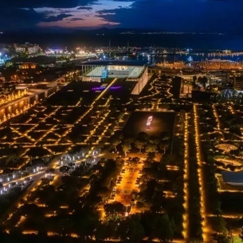 Το Πάρκο Σταύρος Νιάρχος μεταμορφώνεται στον πιο φωτεινό προορισμό της πόλης για τις γιορτές