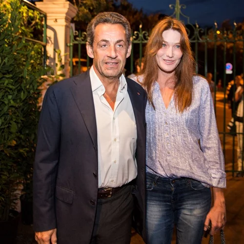 Η Carla Bruni στην αγκαλιά του Nicolas Sarkozy μετά την καταδίκη του πρώην Προέδρου της Γαλλίας