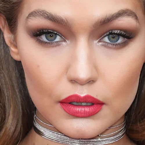Gigi Hadid | Το μυστικό της για σαρκώδη χείλη θα σου κοστίσει λιγότερο από τους καφέδες του Σαββατοκύριακου
