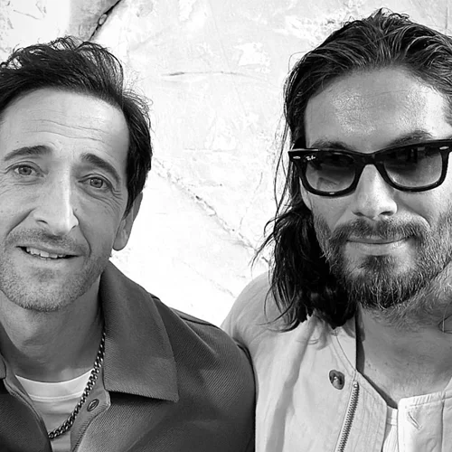Adrien Brody | Σε ελληνικό γλέντι με μπουζούκι και συρτάκι στο Cinapos μετά το show της COS στην Αθήνα