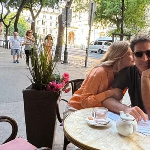 Κλέλια Ανδριολάτου και Χριστόφορος Παπακαλιάτης αγκαλιασμένοι στη Βουδαπέστη