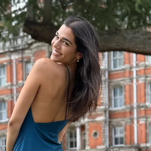 Μελίνα Νικολαΐδη | Αυτό είναι το φόρεμα που επέλεξε για την ορκωμοσία της - Κολακεύει τέλεια τη σιλουέτα