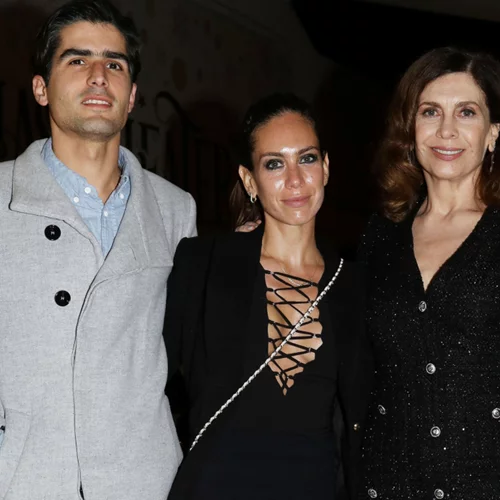 Κατερίνα Διδασκάλου | Θεατρική έξοδος με την κούκλα κόρη της και τον σύντροφό της