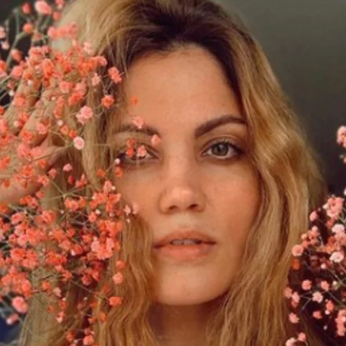 Σχεδόν αγνώριστη | Η Μαίρη Συνατσάκη με μαύρα μαλλιά και αφέλειες