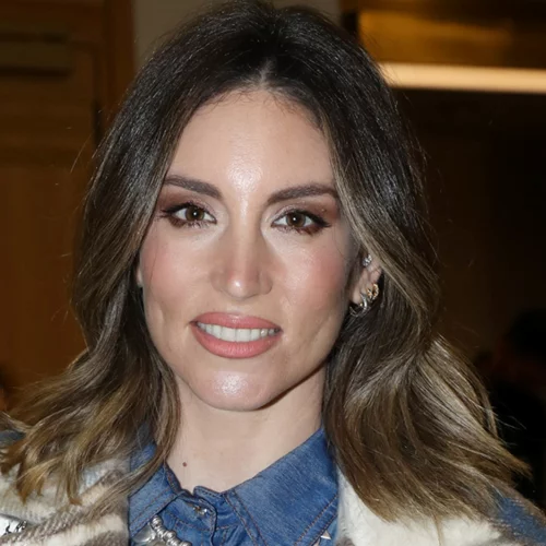 Κομψή ακόμα και στη βροχή | Το look της Αθηνάς Οικονομάκου μοιράζει στιλιστικά μαθήματα