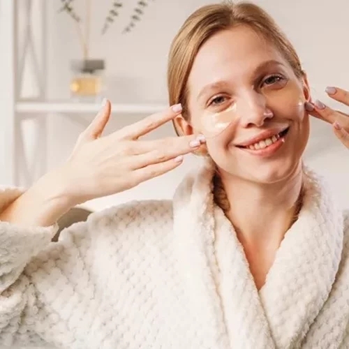 6 TikTok hacks για να εξαφανίσεις τις σακούλες στα μάτια χωρίς κρέμες