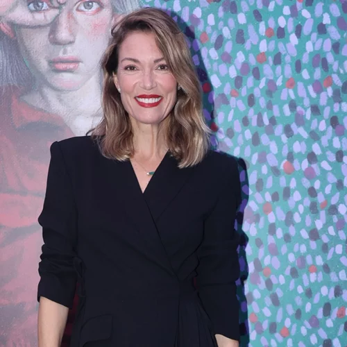 Η Βίκυ Καγιά με μαύρο πλισέ φόρεμα στην πρεμιέρα της ταινίας που πρωταγωνιστεί