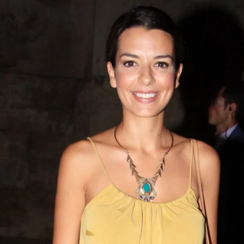 Η Νικολέττα Ράλλη φόρεσε το viral κομμάτι από τη νέα συνεργασία του Brock Collection x H&M