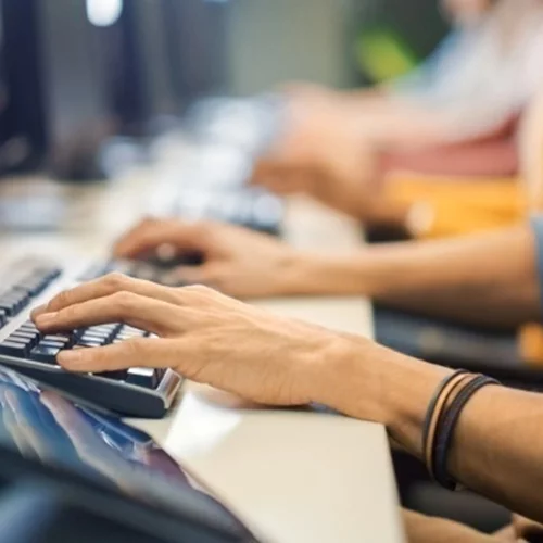 Η νεανική ανεργία, για πρώτη φορά, έπεσε κάτω από τον μέσο όρο της ΕΕ, στο 13% τον Δεκέμβριο