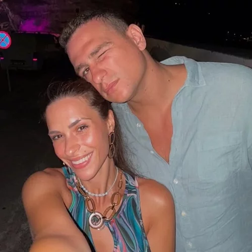 Ιζαμπέλλα Φούλοπ & Γιώργος Δερβίσης | Αγκαλιά στη θεατρική πρεμιέρα της ηθοποιού