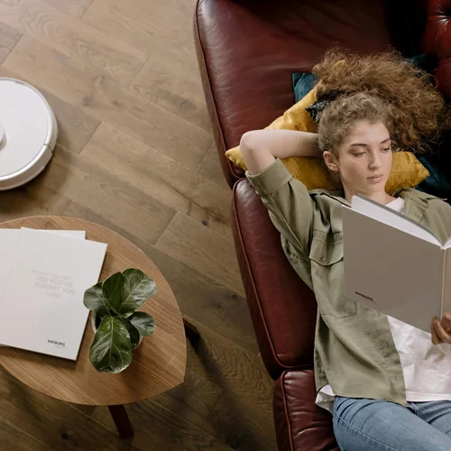 Η σκούπα ρομπότ που θα σου "λύσει" τα χέρια στις γιορτές των Χριστουγέννων