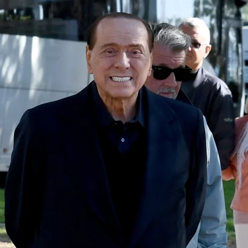 Τέταρτη ημέρα παραμονής του Σίλβιο Μπερλουσκόνι στο νοσοκομείο | "Υπάρχει συγκρατημένη αισιοδοξία", αφήνουν να διαρρεύσει οι συνεργάτες του