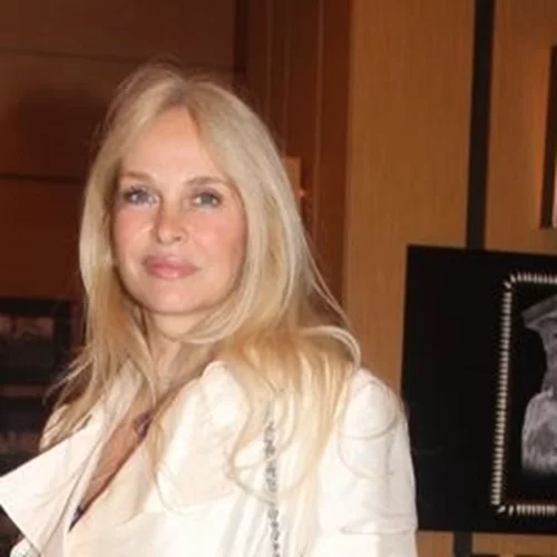 Η Μαρί Κωνσταντάτου με το ανοιχτόχρωμο denim παντελόνι που όλες πρέπει να έχουμε