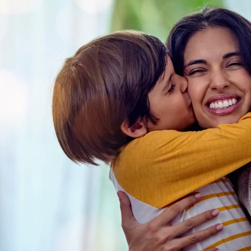 Τα παιδιά σε κάθε ηλικία χρειάζονται τα ίδια "φιλιά" που τους δίναμε όταν ήταν μωρά