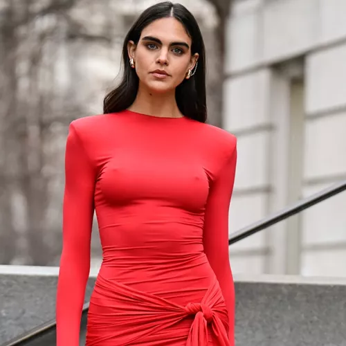 Τα festive looks που θα σε πείσουν να φορέσεις κόκκινο φόρεμα φέτος τα Χριστούγεννα