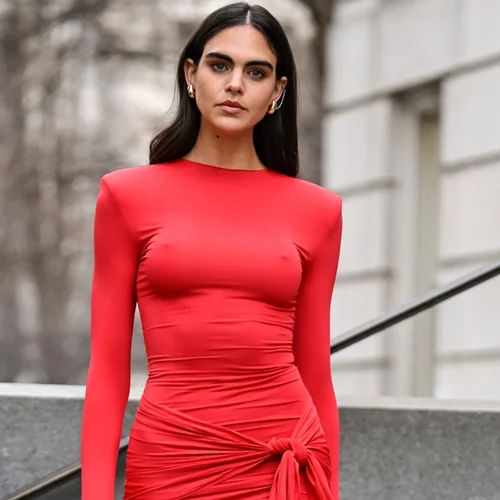 Τα festive looks που θα σε πείσουν να φορέσεις κόκκινο φόρεμα φέτος τα Χριστούγεννα