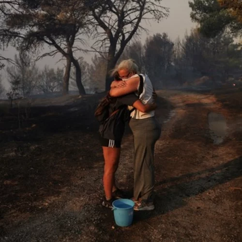 Θέμα στα διεθνή ΜΜΕ η φωτιά στην Αττική: "Χρώμα Αποκάλυψης - Εκκενώσεις κοντά στην Αθήνα"