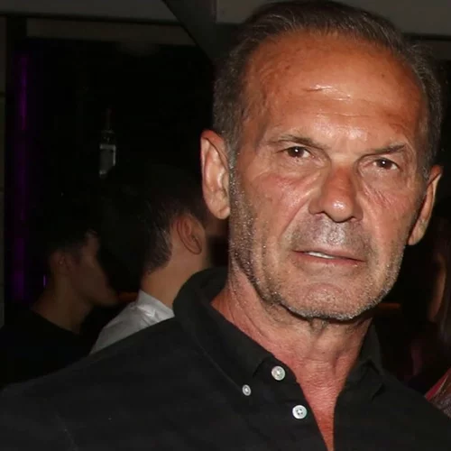 Ο Πέτρος Κωστόπουλος ποζάρει χαμογελαστός μετά από "εγχειρήσεις αναστήλωσης"