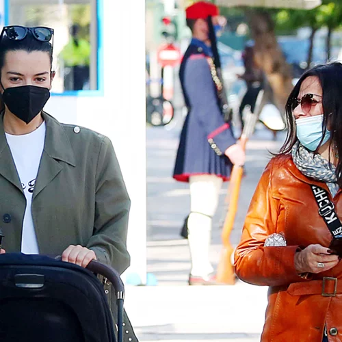 Νικολέττα Ράλλη | Βόλτα με τη μητέρα και την εννέα μηνών κόρη της, Σοφία