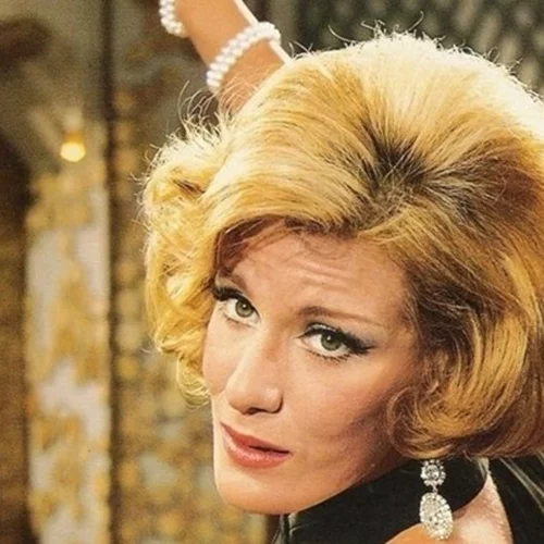 Μαίρη Χρονοπούλου | "Ξόδευα για ρούχα περισσότερα από όσα έβγαζα - πλέον έδωσα όλες τις τουαλέτες μου σε φίλους μου τρανς"