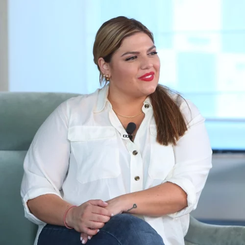 Δανάη Μπάρκα | Φόρεσε το πιο κολακευτικό floral φόρεμα από την plus size συλλογή των MI-RŌ