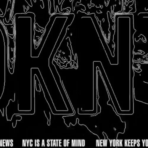 Η DKNY αποκαλύπτει μία νέα ψηφιακή εκδοχή του εμβληματικού της logo για φιλανθρωπικό σκοπό