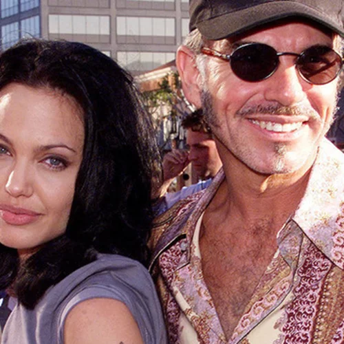 Η "ψυχρή και απόμακρη" Αngelina συνεχίζει να στέλνει δώρα στον θετό γιο της