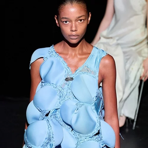 H Triumph μεταμορφωμένη | Υψηλή ραπτική από upcycled σουτιέν Triumph στην αποκλειστική συνεργασία με τη Hodakova