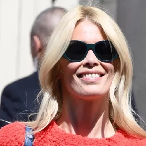 Claudia Schiffer |  Έκλεισε τα 53 και το γιόρτασε στην Ελλάδα με ένα μικροσκοπικό εμπριμέ μπικίνι