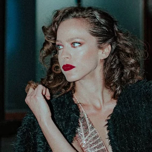 Έλλη Τρίγγου | Το Old Hollywood beauty look της είναι η ιδανική πρόταση για τα πάρτι των γιορτών