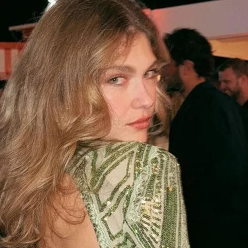 H Κλέλια Ανδριολάτου στο Φεστιβάλ Καννών | Το φόρεμα με παγιέτες που αναδεικνύει τους κοιλιακούς της