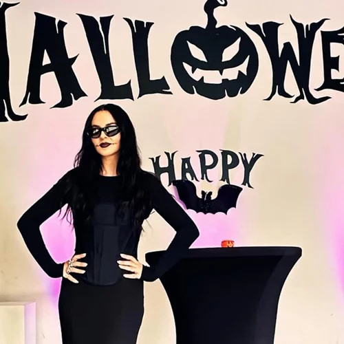 Η Ζενεβιέβ Μαζαρί ως Morticia Addams στο Halloween party για τα γενέθλια του γιου της | Η εντυπωσιακή διακόσμηση