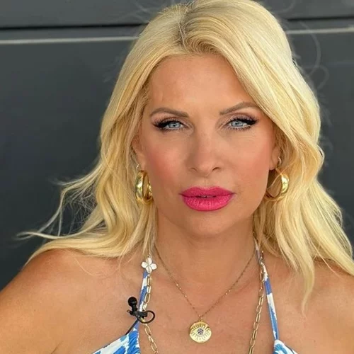 Η Ελένη Μενεγάκη με το φίνο γαλλικό μανικιούρ που ταιριάζει ακόμα και στα πιο κοντά νύχια