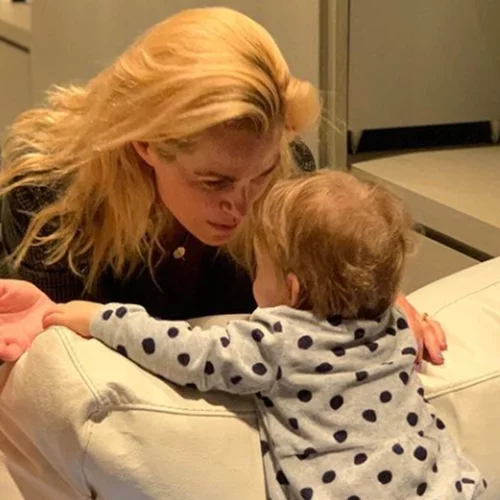 Τζένη Μπότση | Φωτογραφίζει τη 2 ετών κόρη της να διαβάζει πριν κοιμηθεί