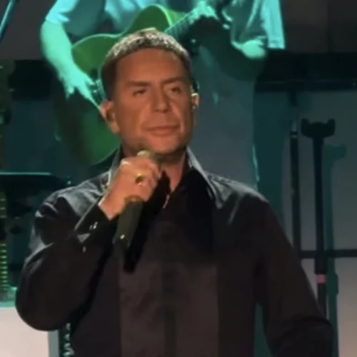 Ο Γιώργος Μαζωνάκης επέστρεψε στη σκηνή! Η αποθέωση στην "Ταράτσα του Φοίβου"